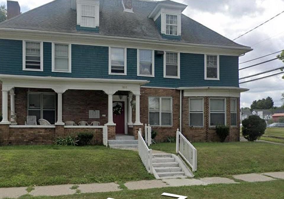 Front view of property.