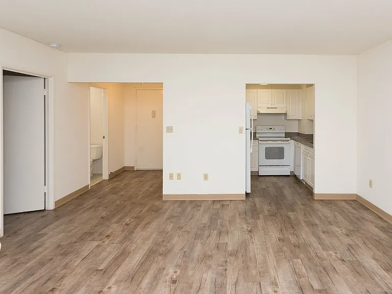 Lakewood Apartments — Photo 29