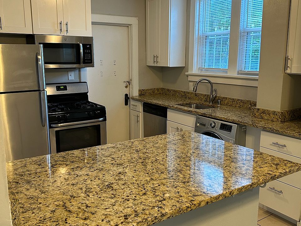 Kitchen with granite & stainless appliances