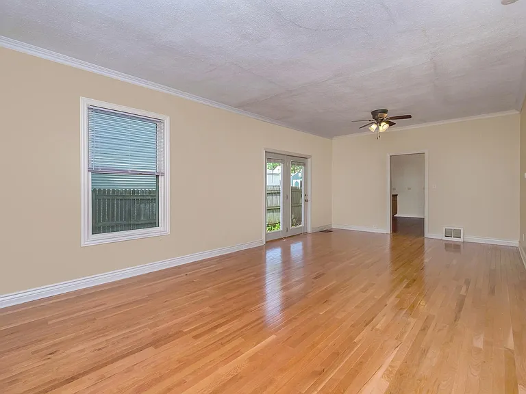 960 Pine Ave NW — Photo 3