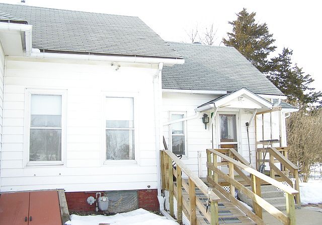 2nd image of 325 E Walnut St