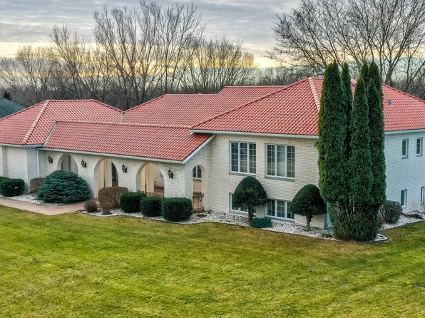 11 Spring Creek Dr, Spring Valley, IL 61362