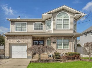 129 7th St, Hicksville, NY 11801