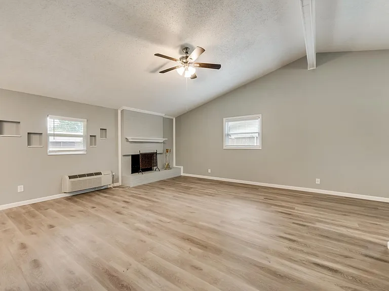 2402 Scotswood Dr — Photo 10