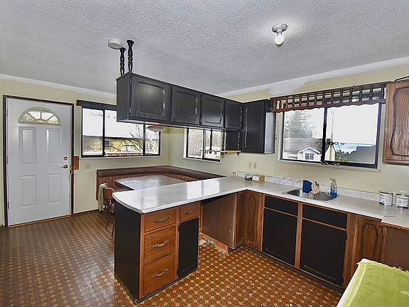 4th image of 631 Wyngaert Rd