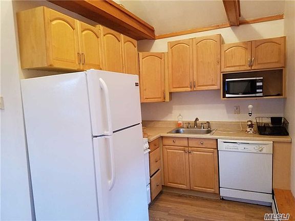 4th image of 494 Main St APT 1