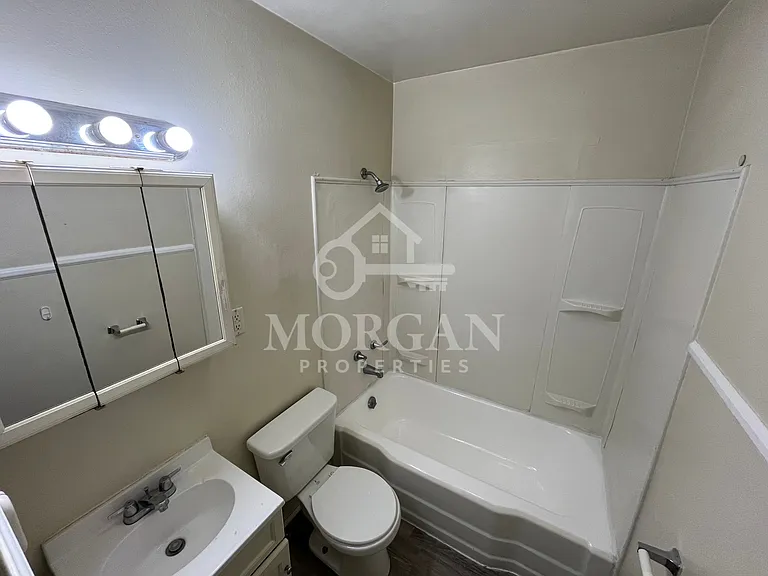 2904 Lincoln St — Photo 4