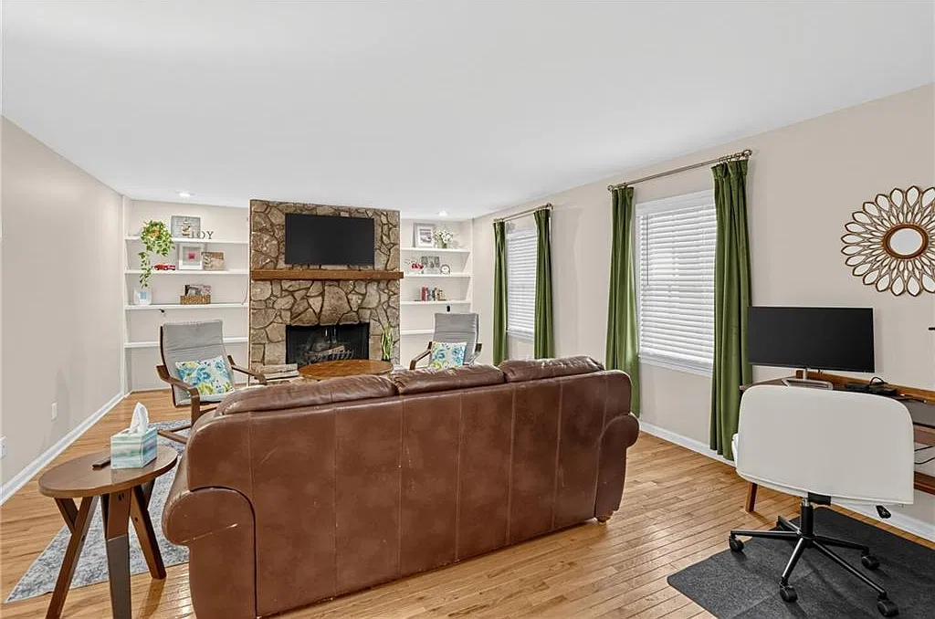 4 bed, 2.5 bath, 2587 sqft, $5,470 — Photo 3