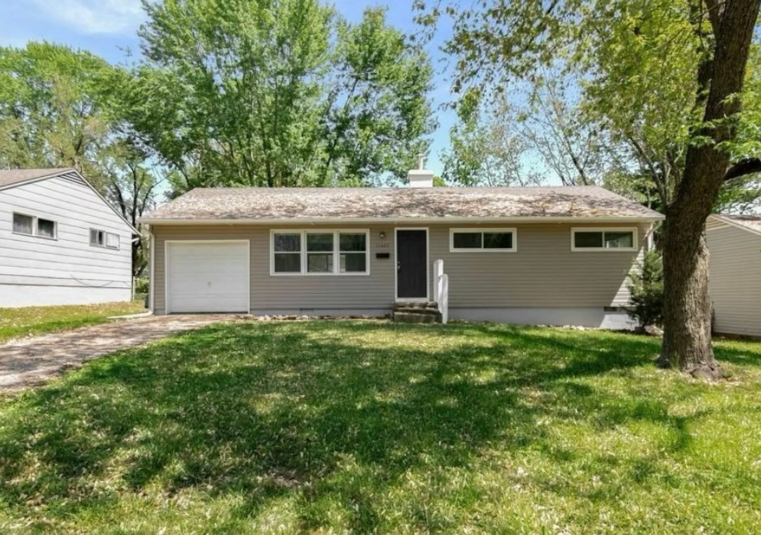 Charming 3 Bed / 1 Bath Home with 1-Car Garage in South Kansas City! — Photo 1