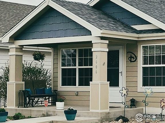 Cozy Front Porch Welcomes you!