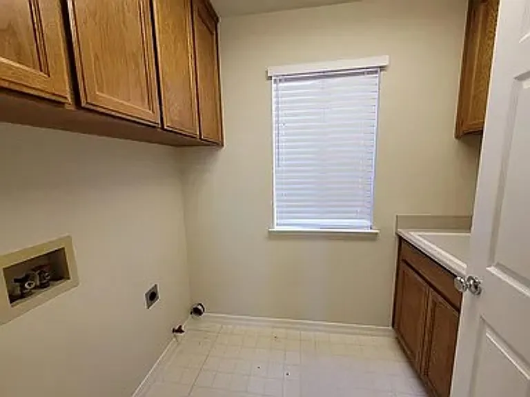 2377 Yorkshire Dr — Photo 9