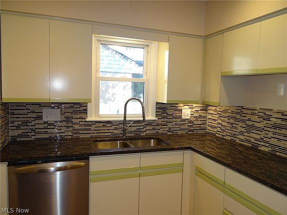 5th image of 18207 Broxton Dr