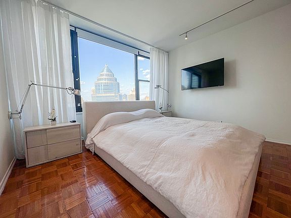 5th image of 117 E 57th St #34F2