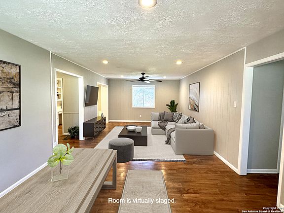 2nd image of 1005 Barbara Ann St