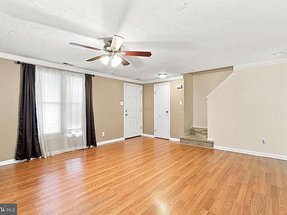 3rd image of 21 Waterview Ct