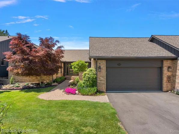 1954 Pine Ridge Ct, Bloomfield Hills, MI 48302