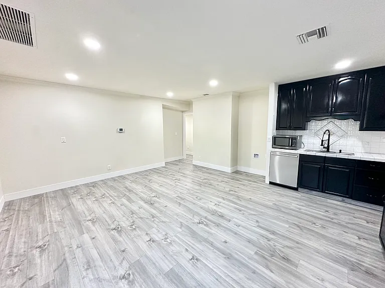 1103 N Maple St — Photo 7