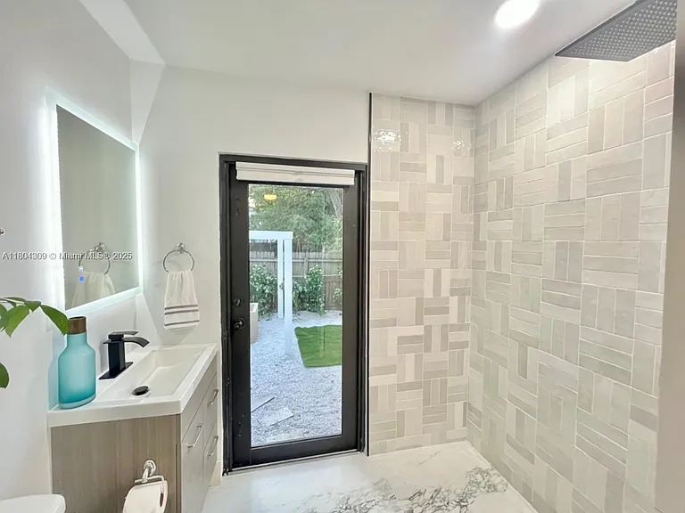 8280 NE 1st Pl — Photo 8