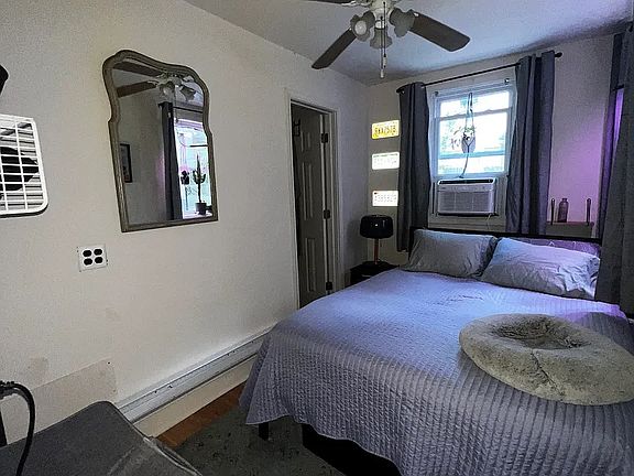 5th image of 1921 Wallace St APT 1R
