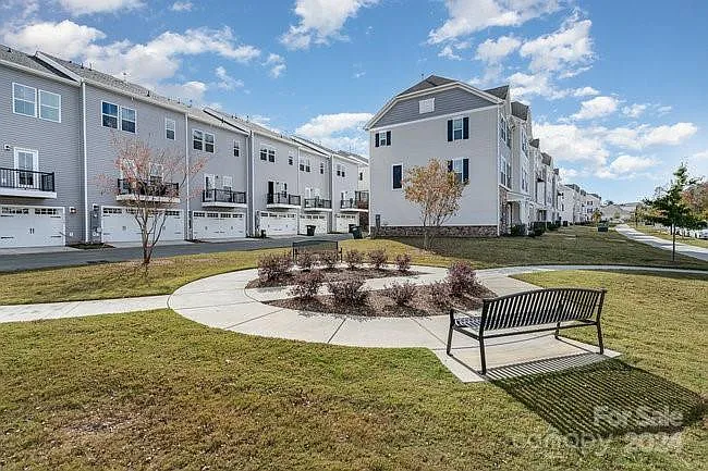 9342 Mallard Mills Dr — Photo 13