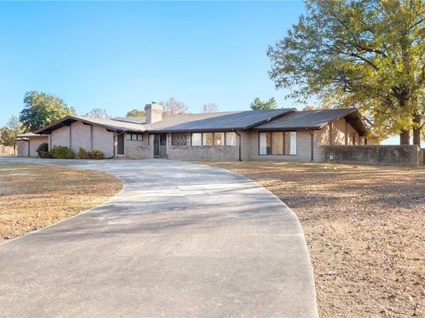 305 Irving St SW, Gravette, AR 72736