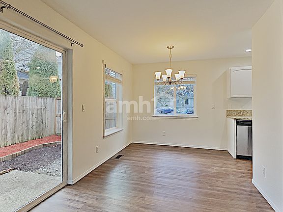 5th image of 16019 89th Ave E