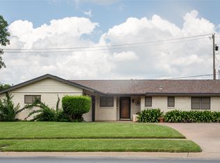 411 S Ridgeway Dr, Cleburne, TX 76033