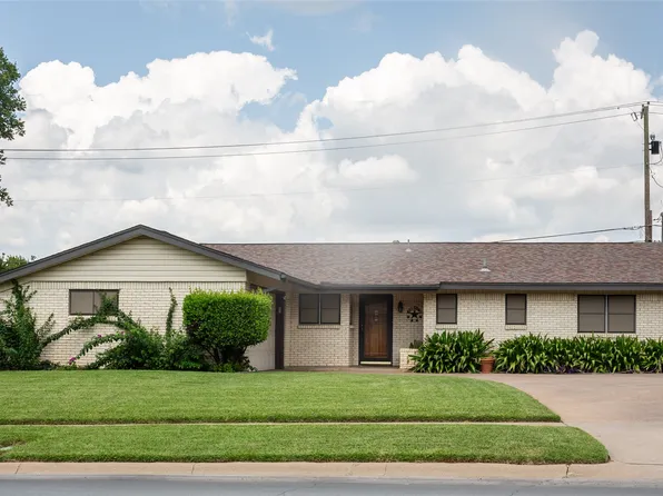 411 S Ridgeway Dr, Cleburne, TX 76033