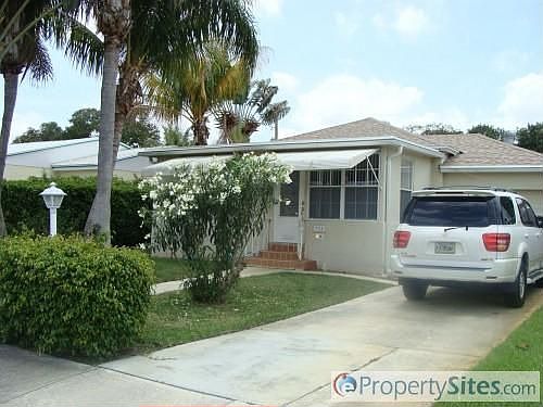3rd image of 925 N Palmway