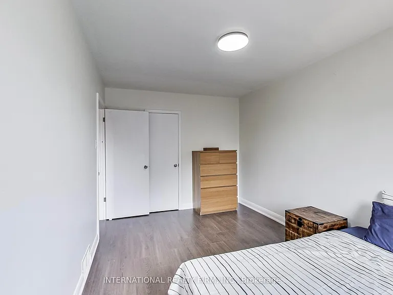 1097 Glengrove Ave — Photo 17