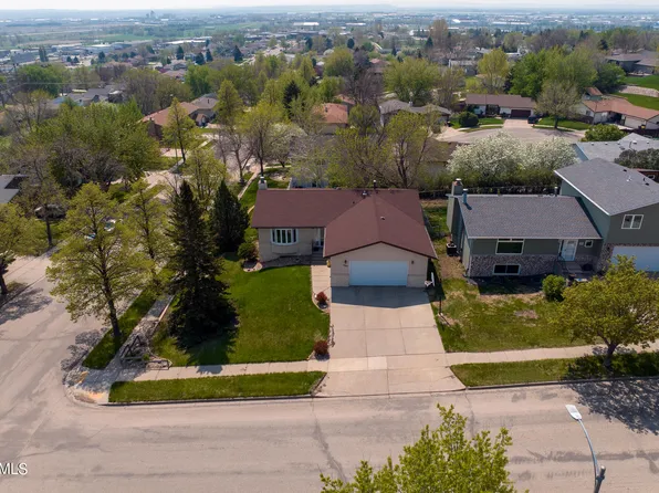 3249 Crocus Ave, Bismarck, ND 58501