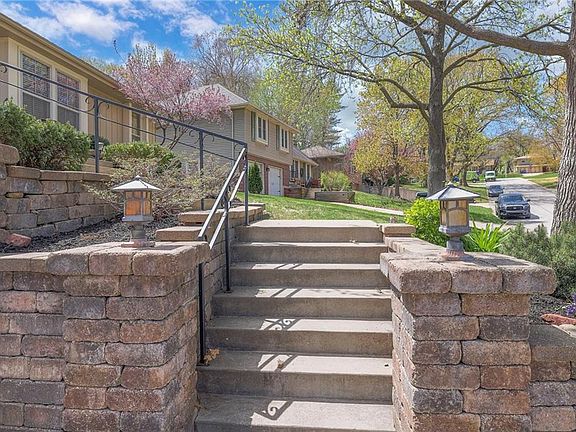 3rd image of 10113 W 65th Dr