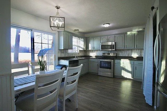 150 Cora St — Photo 6