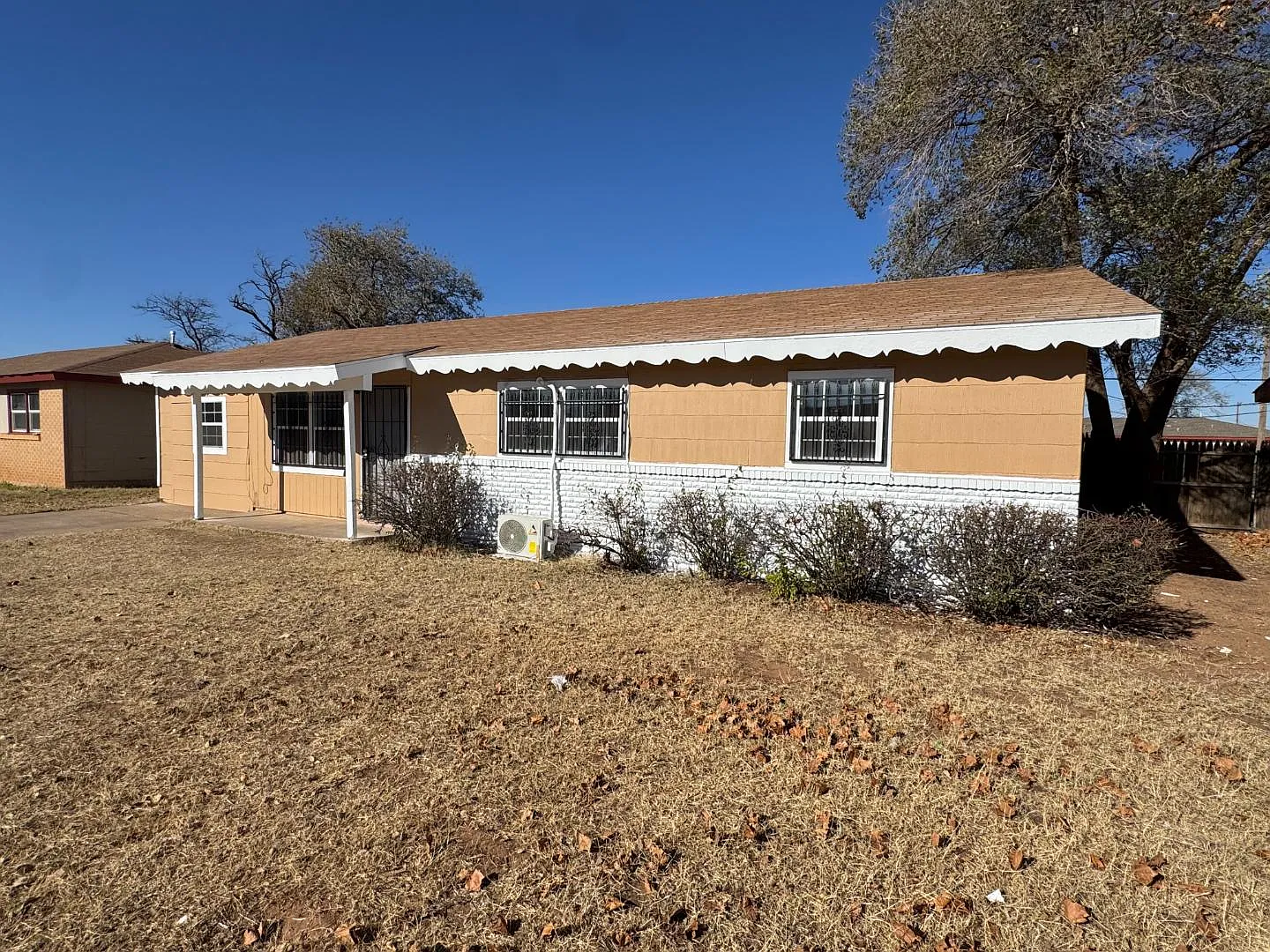 3423 E Baylor St — Photo 1