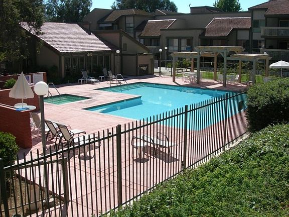 3rd image of 286 Oak Leaf Dr #16