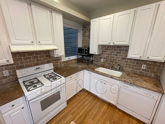4th image of 2814 Sacramento St