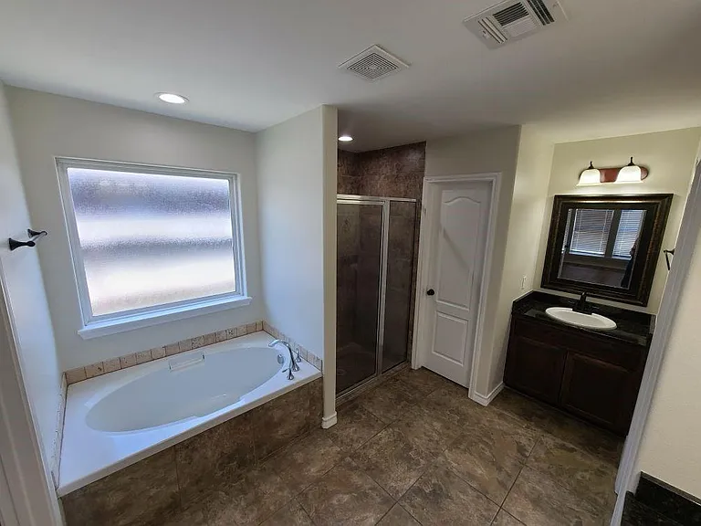 1921 Woodbend Dr — Photo 11