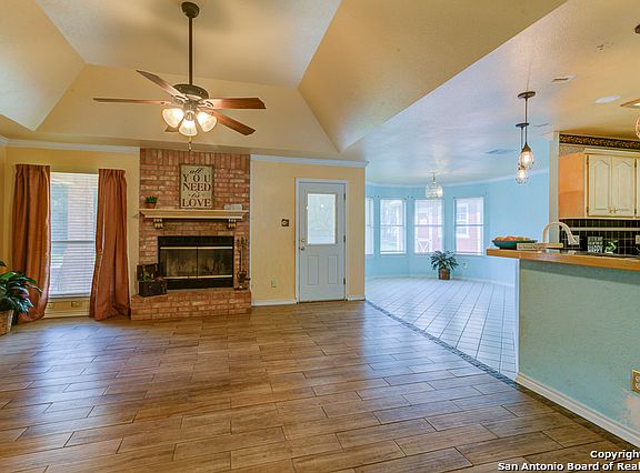 3rd image of 1053 Memorial Cir