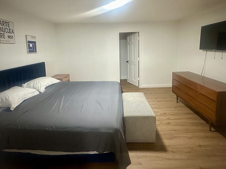 1st image of 1922 W Washington St #13