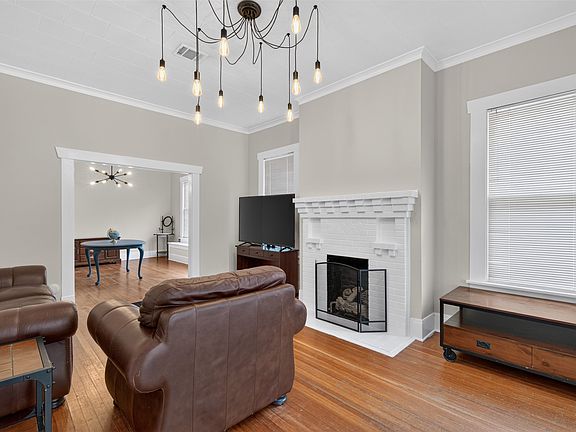 5th image of 441 College St