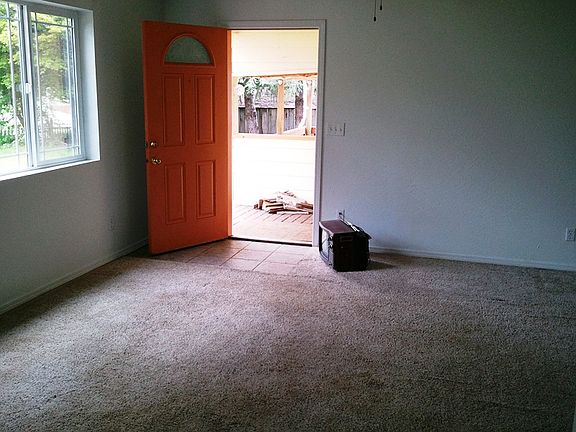 Living Room/Entry