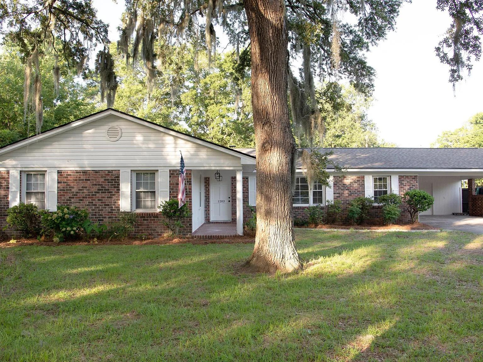 1203 Calais Dr — Photo 2