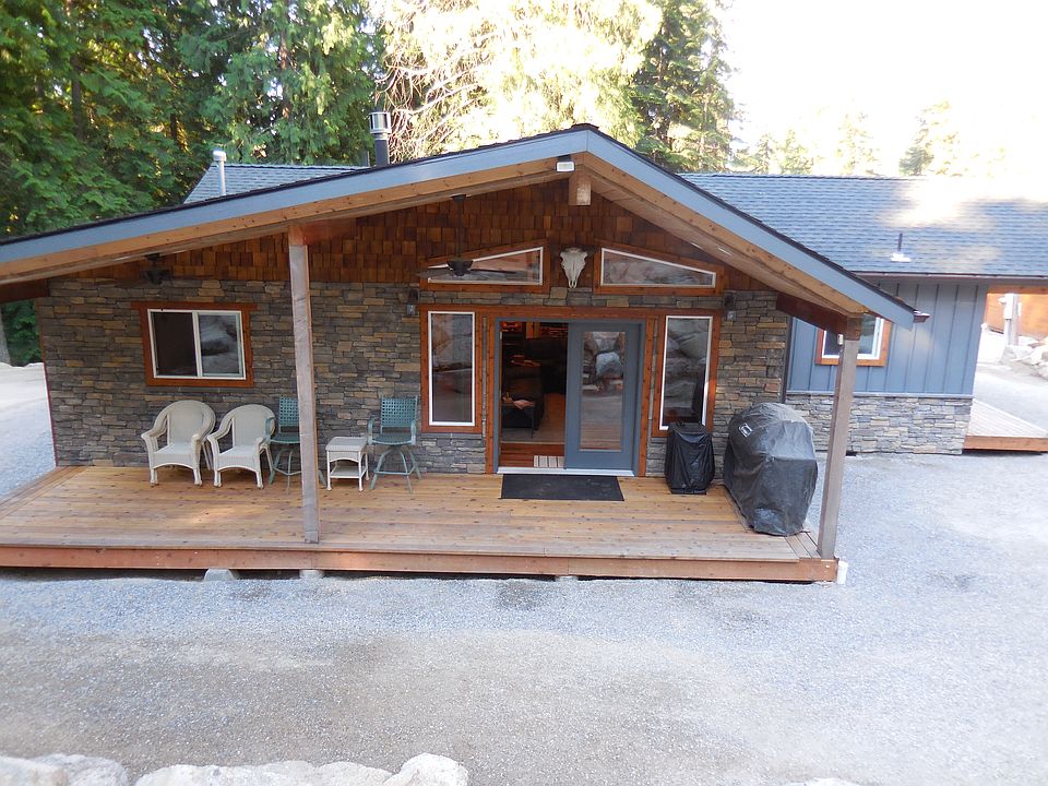 Back Deck with BBQ area. 