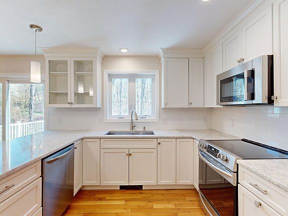 5th image of 169 Sheffield Dr