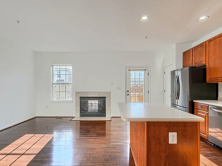 5048 Kemsley Ct — Photo 2