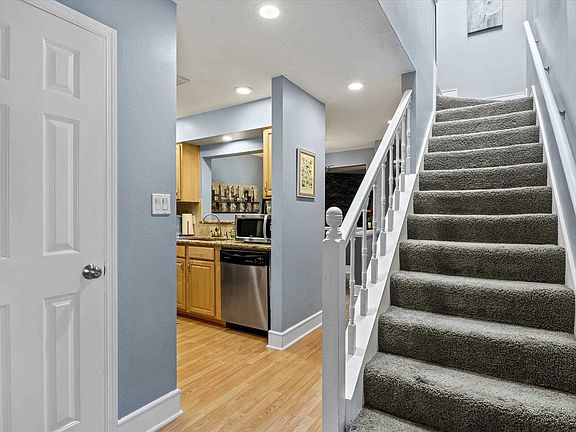 2nd image of 1725 Beechwood Cir S