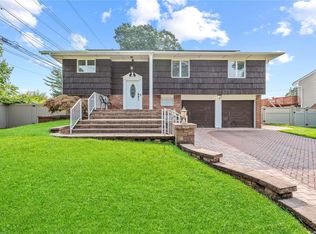 7 Mohegan Ln, Commack, NY 11725