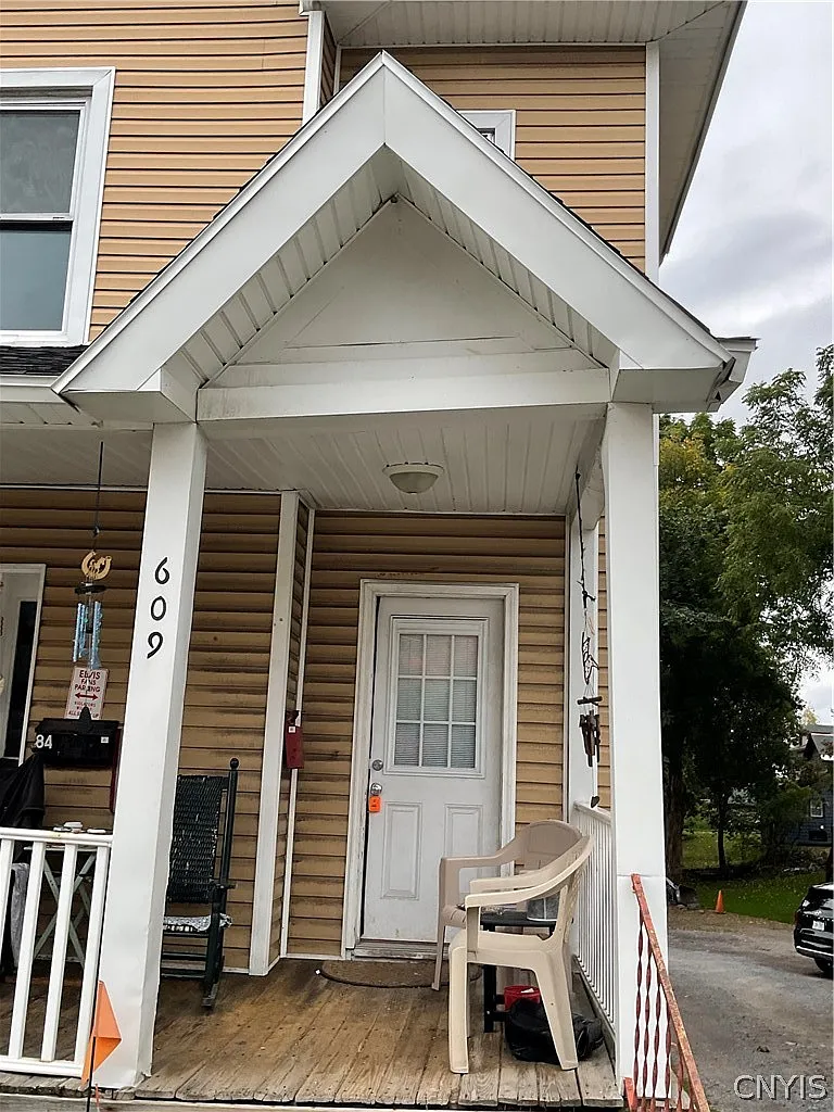 1 bed, 1.0 bath, 1008 sqft, $1,050 — Photo 2