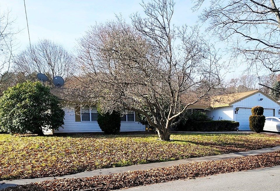 1st image of 4 Walden Hill Dr