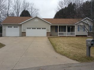 2131 W Maple Ct, Zeeland, MI 49464